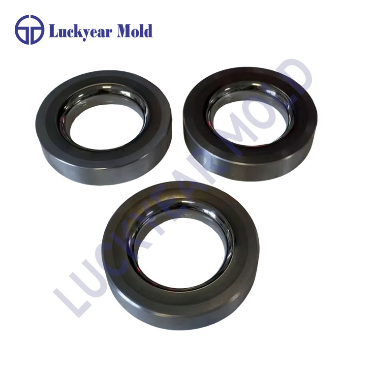 শক্ত খাদ বুঝে খোঁচা মেরে মরে